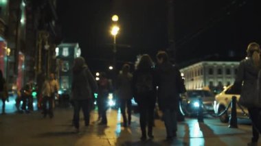 Yoğun kalabalık gece şehir yayalar kaldırımda, trafik