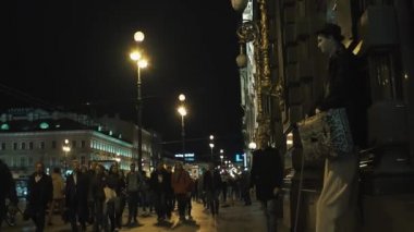 Sokak şovmen kalabalık gece şehir yayalar kaldırım, yol