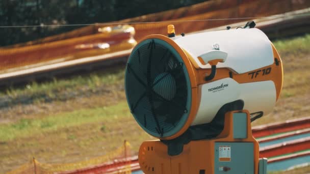 튜브와 fenc 야외 공원에서 천천히 선회 하는 대형 터빈 — 비디오
