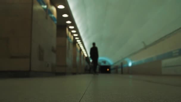 Человек ездит на скейтборде на пустой станции метро — стоковое видео