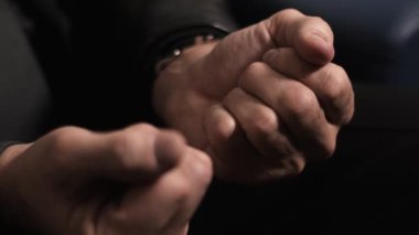 Yetişkin erkek eller yumruk Palm'da yeşil hap ortaya çıkarmak için açılır