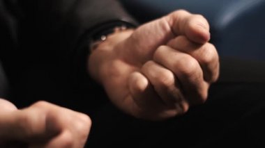 Yetişkin erkek eller yumruk Palm'da yeşil şeker ortaya çıkarmak için açılır