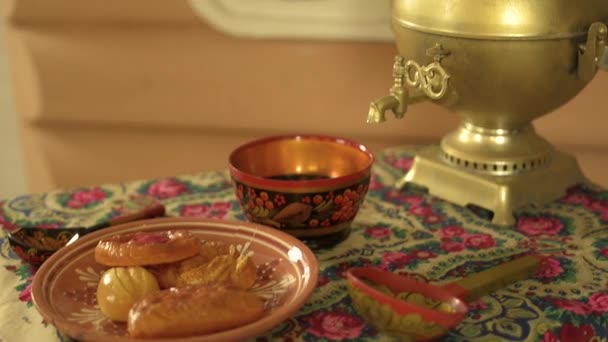Традиционные русские десерты и самоварский реквизит на столе — стоковое видео