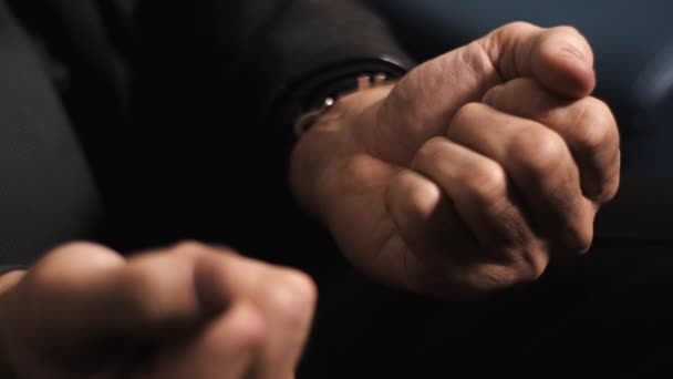 Дорослий чоловік відкриває кулак, щоб показати зелену таблетку на долоні — стокове відео