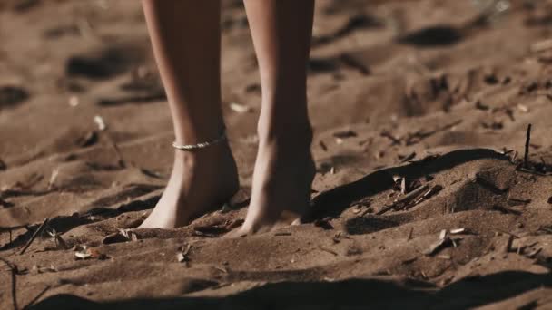 年轻性感的女孩在披肩裸脚踩在沙滩上的沙子 — 图库视频影像