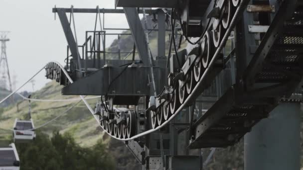 Rocky Dağları'nda yeşil ağaçlar üzerinde sürme gondol Asansör arabası — Stok video