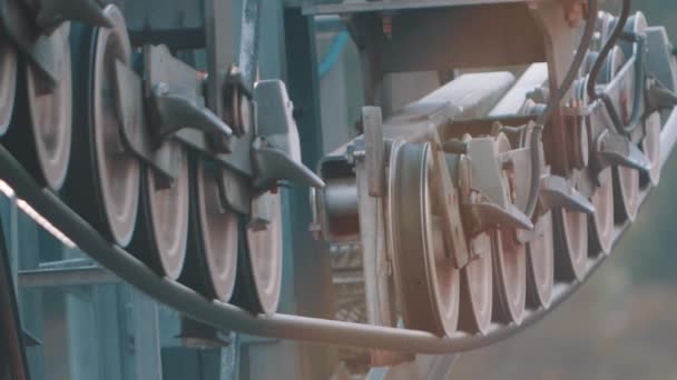 Spinning Räder der Arbeitsbühne Metallkonstruktion — Stockvideo