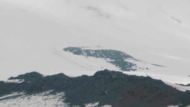 Lidé horolezec turistů chůzi na hight zasněžené horské stráni — Stock video