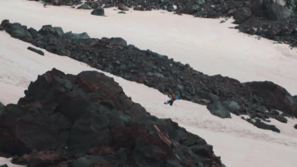 Extremfahrer mit Snowboard auf steilem Berg — Stockvideo