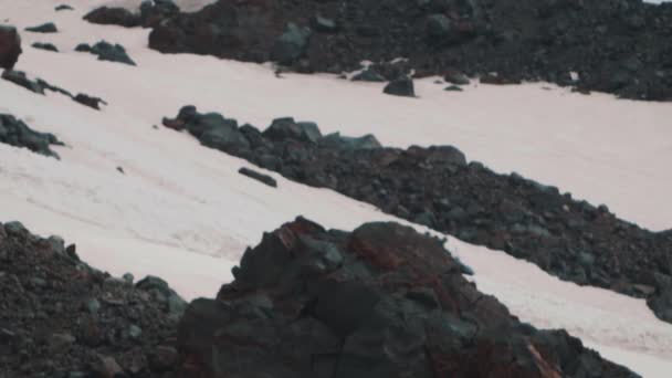 极端运动员与滑雪板攀登在山陡峭 — 图库视频影像