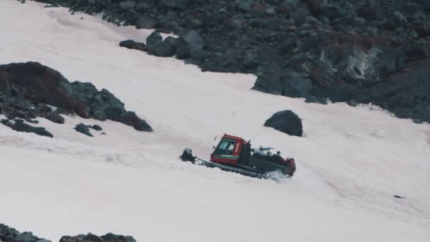 SNOWCAT caterpillar machine met passagiers tochten op berg heuvel — Stockvideo