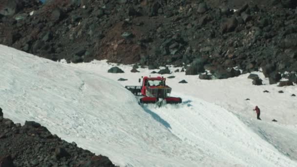 Sneeuw verzorgen van caterpillar machine met toeristen rijdt op de berghelling — Stockvideo