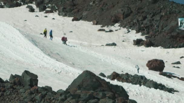 Les gens alpinistes touristes flambent sentier sur la haute montagne enneigée raide — Video