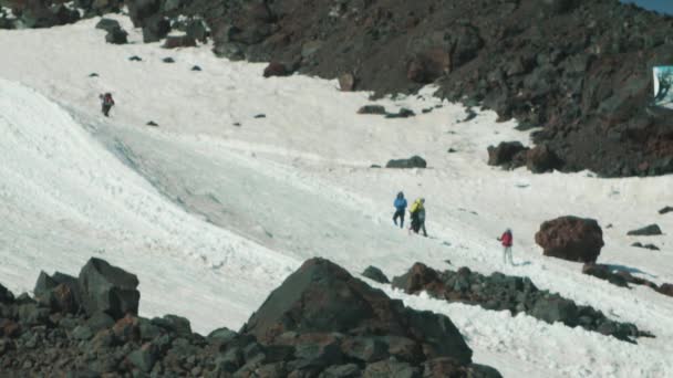 Les gens alpinsts touristes flambent sentier sur la colline de montagne enneigée haute — Video