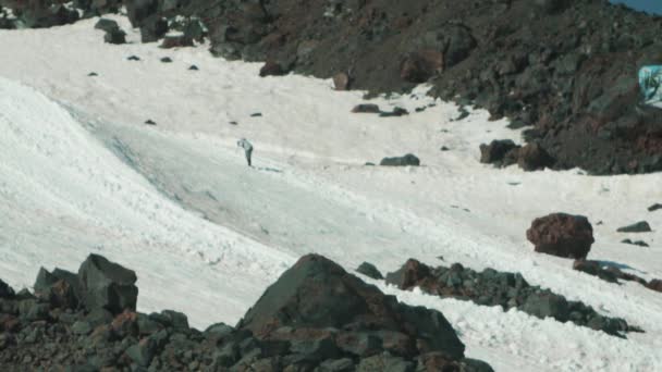 Touriste fatigué traînant sur la pente enneigée de montagne haute — Video