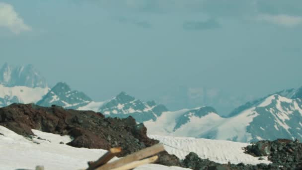 Orange baril métallique abri touristique à haute montagne beau paysage — Video