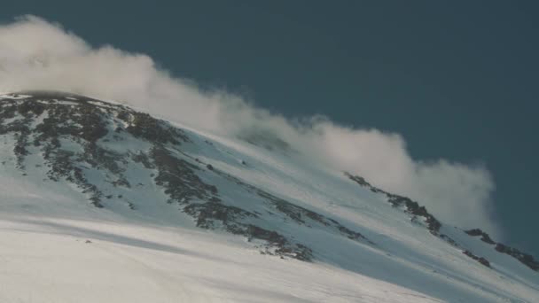 Pittoresk utsikt över molnen flytande över höjd bergstopp — Stockvideo