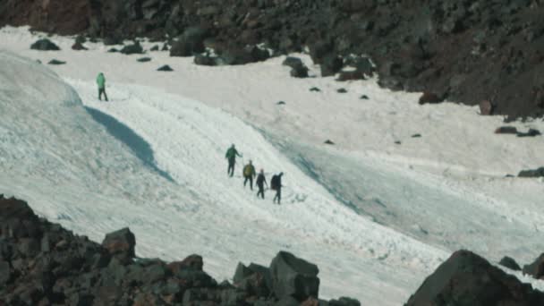 Aventuriers alpinsts touristes sentier flamboyant sur la colline de montagne enneigée haute — Video