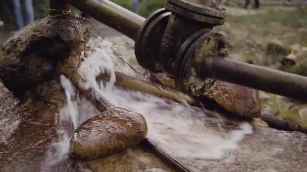 Voda stříkající z rezavé kovové potrubí horská stezka pramen — Stock video