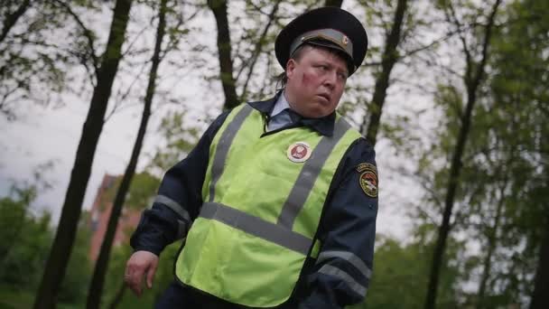 Verkehrspolizist geschlagen und schmutzig gelaufen und über Straße im Stadtpark gefahren — Stockvideo