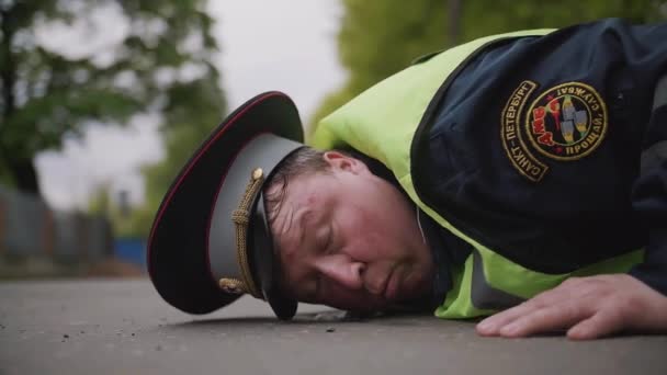 Police de la circulation battu et fatigué tombe sur la route — Video