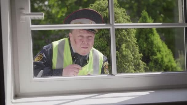 Trafik polisen arbetare slagen och trötta knackar på fönstret väcker vill öppna — Stockvideo