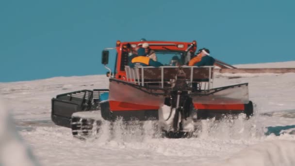 Snowcat gép színvonalának túrák, hegyi csúcs oldalon — Stock videók