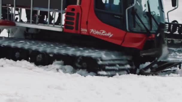 Snowcat lánctalpas gép színvonalának túrák, hegyi csúcs oldalon — Stock videók