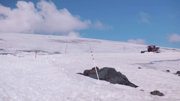 Máquina de oruga Snowcat con paseos enchufables en la ladera de la montaña — Vídeos de Stock