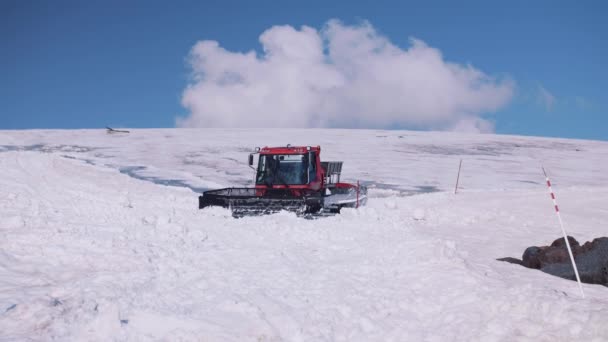 Piste lánctalpas gép-val dugó túrák, hegyi csúcs oldalon — Stock videók