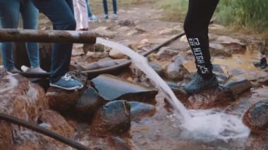 Orta Doğu turistik paslı boru plastik şişe içine su dökme