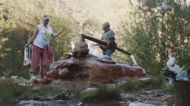 Ουρά ανθρώπων να ανεξάντλητη πηγή για να γεμίσουν τα μπουκάλια στο ορειβατικό μονοπάτι — Αρχείο Βίντεο