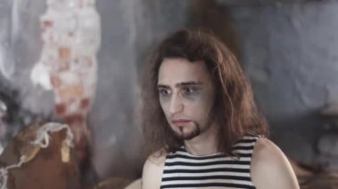 Uzaya arıyorum terk edilmiş evde oturan depresif alkollü adam