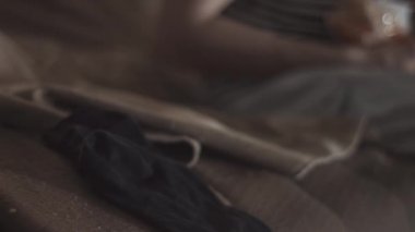 Alkollü adam çanta terk edilmiş binada ucuz bisküvi üzerinde tutan