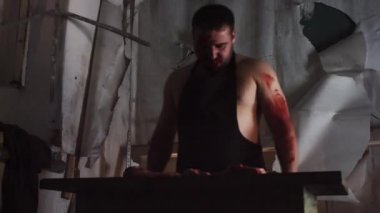 Gülüyor ve pirzola et Bina içinde kanlar içinde manyak cinayet terk