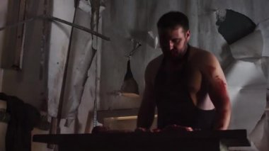 Manyak katil içinde kanlar içinde gülüyor bina terk edilmiş ve et doğrayın