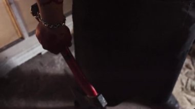 Önlük gülüyor ve salıncak balta terk edilmiş binada korkunç çılgın adam