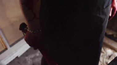 Önlük korkutucu deli adam gülüyor ve terk edilmiş binada balta ile pirzola