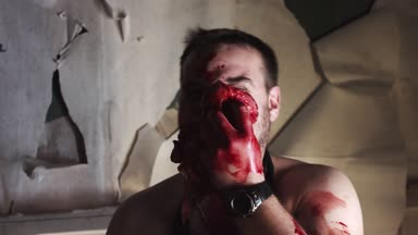 Deli kasap manyak adam terk edilmiş binada çiğ et ısırıkları