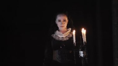 Victoria elbise ayakta Pyres ile karanlık odada mistik kadın
