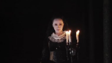Pyres ile karanlık odada bakan Victoria içinde mistik kadın
