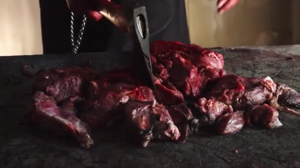 Mad boucher homme côtelettes viande avec hache et morsures sur elle — Video