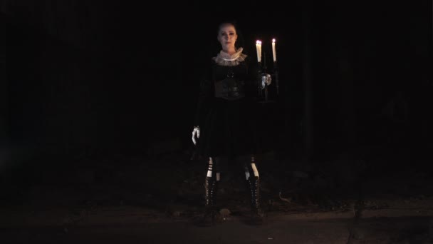 Donna in stile vittoriano vestito in piedi in camera oscura con candelabro — Video Stock