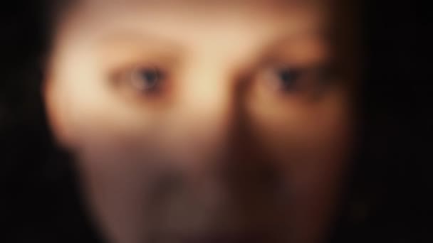 Scharfes Porträt einer Frau mit blauen Kontaktlinsen und Nasenpiercing — Stockvideo