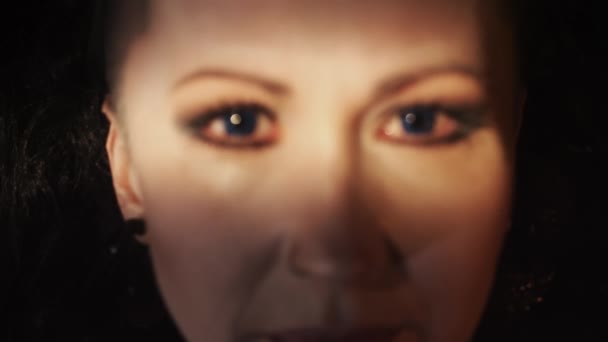 Scherp portret van een vrouw met blauwe contactlenzen en neus piercing — Stockvideo