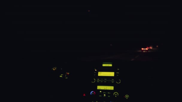 Rozveselit řídicího vozu jízdy v noci na silnici highway