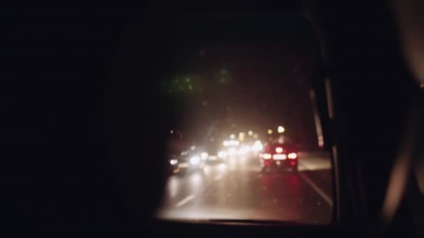 Janela de pára-brisas do carro dirigindo à noite movimentada estrada de tráfego — Vídeo de Stock