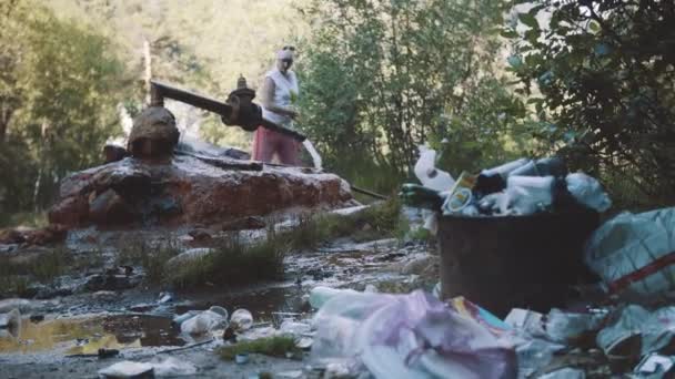 Много мусора перед источником металлической трубы на лесной горной тропе — стоковое видео