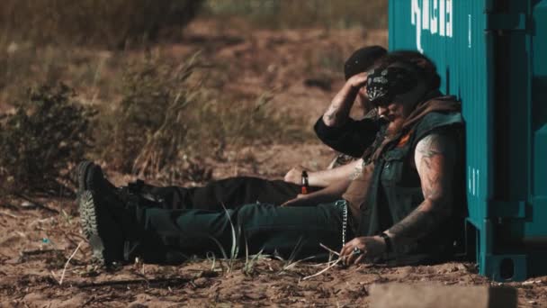 Metal başkanları kargo konteyner eğilerek zeminde oturma grubu — Stok video
