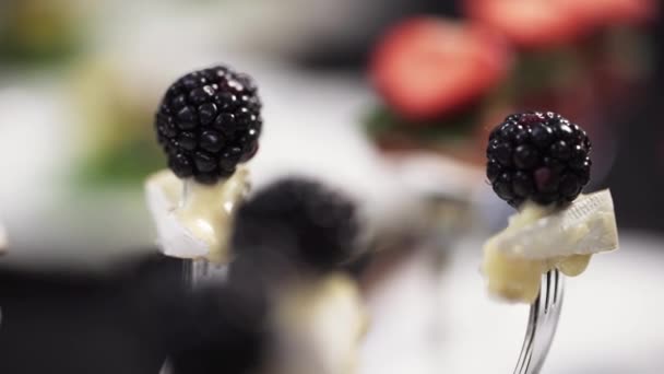 Zbliżenie pyszne i słodkie jagody patrząc na widelce urządzone do cateringu — Wideo stockowe